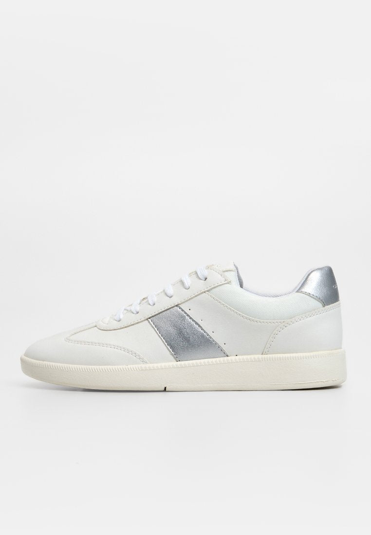 Weiße Leder-Sneaker mit silbernem metallic Seitenelement und Fersenakzent, strukturiertem Oberflächenmaterial, flachem Schnürverschluss und Gummisohle.
