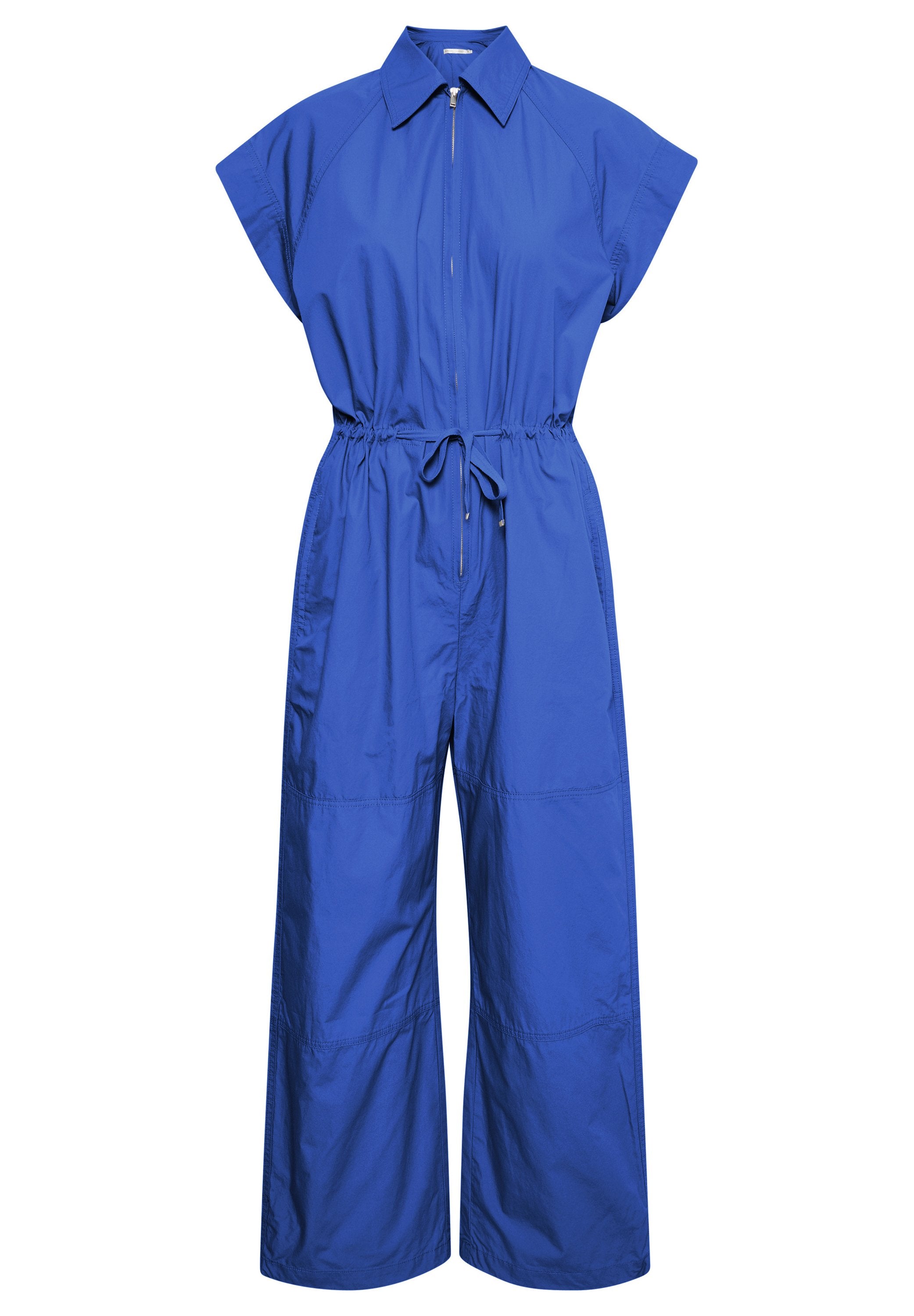Blauer Jumpsuit mit einem Kragen und kurzen Ärmeln, ausgestattet mit einem Reißverschluss und einem verstellbaren Taillengürtel. Hergestellt aus einem glatten, leichten Stoff.