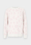 Weißer Pullover mit weicher Textur und einem Muster aus rosa Herzen. Rundhalsausschnitt und gerippte Bündchen betonen das Design.