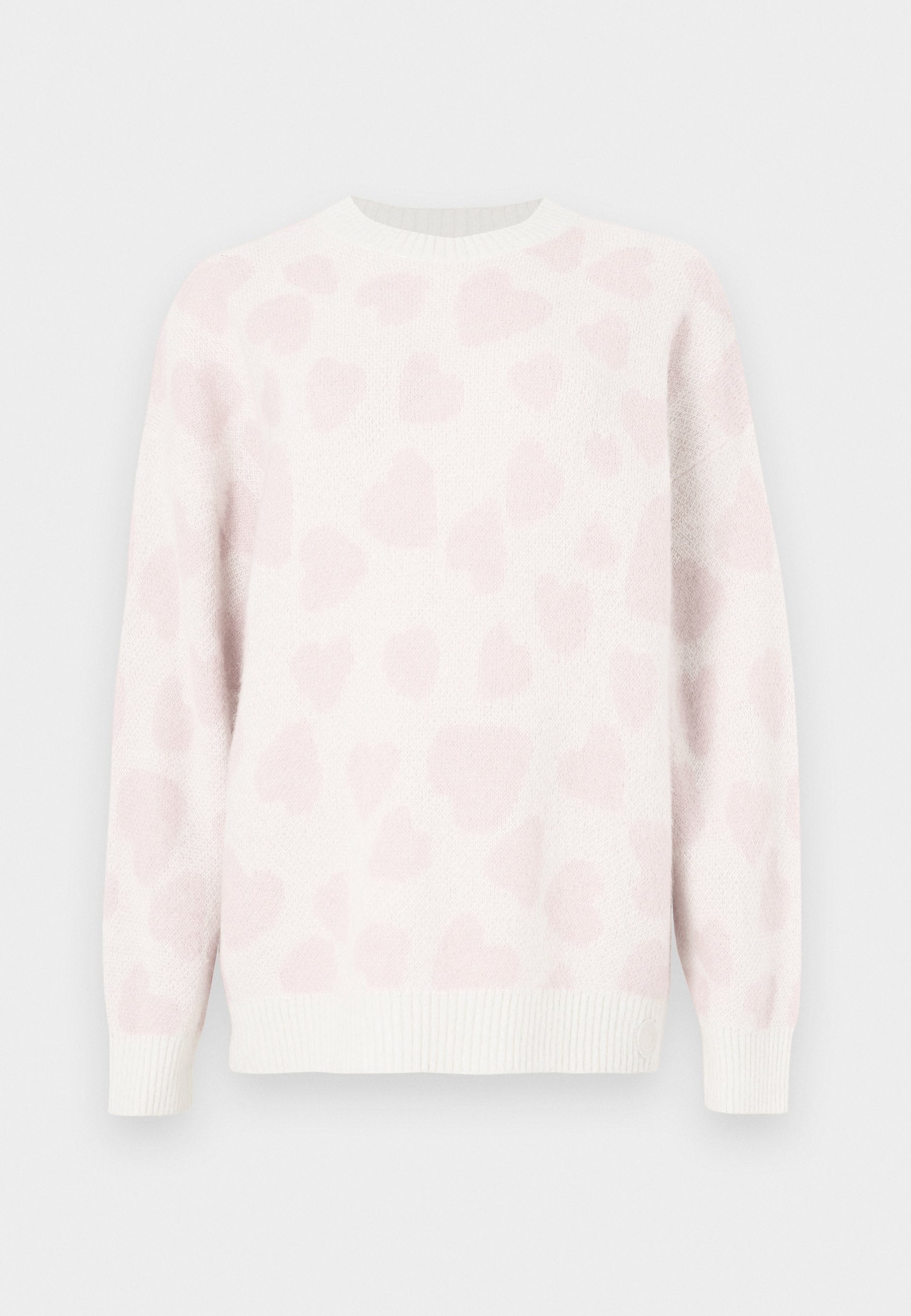 Weißer Pullover mit weicher Textur und einem Muster aus rosa Herzen. Rundhalsausschnitt und gerippte Bündchen betonen das Design.