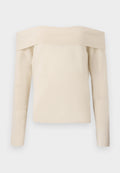 Cremfarbener, off-the-shoulder Strickpullover mit langen Ärmeln und gerippter Textur. Boxy-Schnitt, mit einem weiten Ausschnitt und minimalen Details.