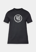 Schwarzes Baumwoll-T-Shirt mit einem weißen kreisförmigen Grafikdesign, in dessen Mitte die Zahl "90" steht. Klassische Rundhalsform, kurze Ärmel.