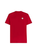 Rotes Baumwoll-T-Shirt mit kurzen Ärmeln, Rundhalsausschnitt und kleinem silbernem Logo auf der oberen linken Seite. Glatte Textur und einfarbig.