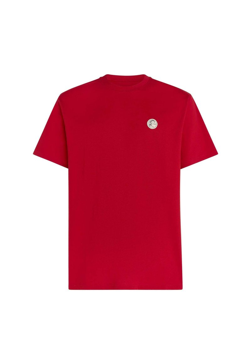 Rotes Baumwoll-T-Shirt mit kurzen Ärmeln, Rundhalsausschnitt und kleinem silbernem Logo auf der oberen linken Seite. Glatte Textur und einfarbig.