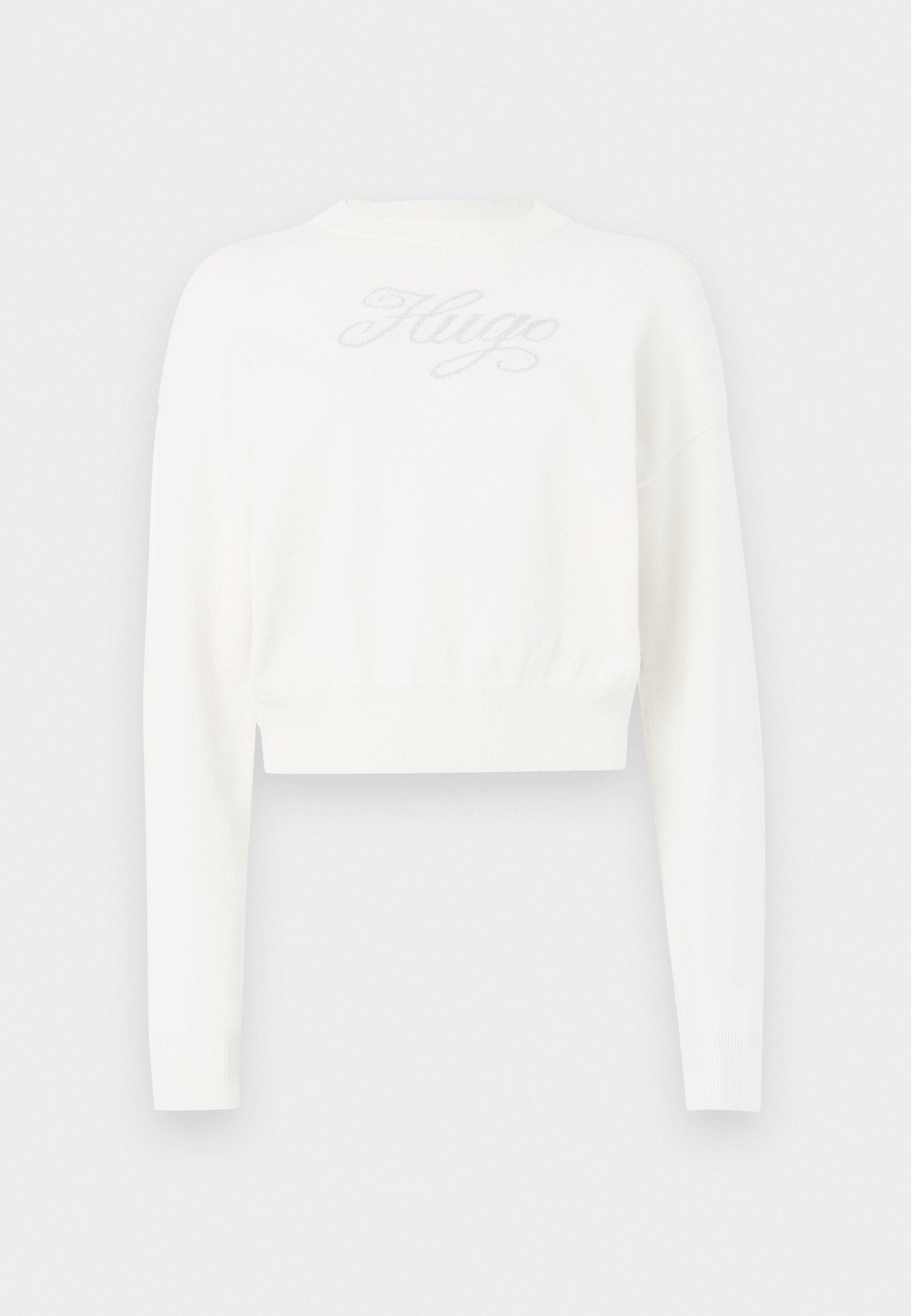 Weißer kurzer Sweater mit langen Ärmeln, ausgestattet mit einer weichen Textur und einem tonalen "Hugo"-Logo auf der Vorderseite. Gerippte Akzente am Saum und an den Bündchen.