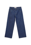 Blaue Denim-Jeans mit geraden Beinen, Frontknopf und Reißverschluss, zwei vorderen Taschen und Gürtelschlaufen.