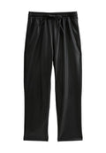 Schwarze Sporthosen aus glattem, leichtem Material. Mit einem elastischen Bund und einem Kordelzug sowie seitlichen Taschen.