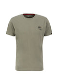 Olivegrünes Baumwoll-T-Shirt mit Rundhalsausschnitt, kurzen Ärmeln und kleinem Logo auf der linken Brust. Mit einem roten Akzent im Kragen.