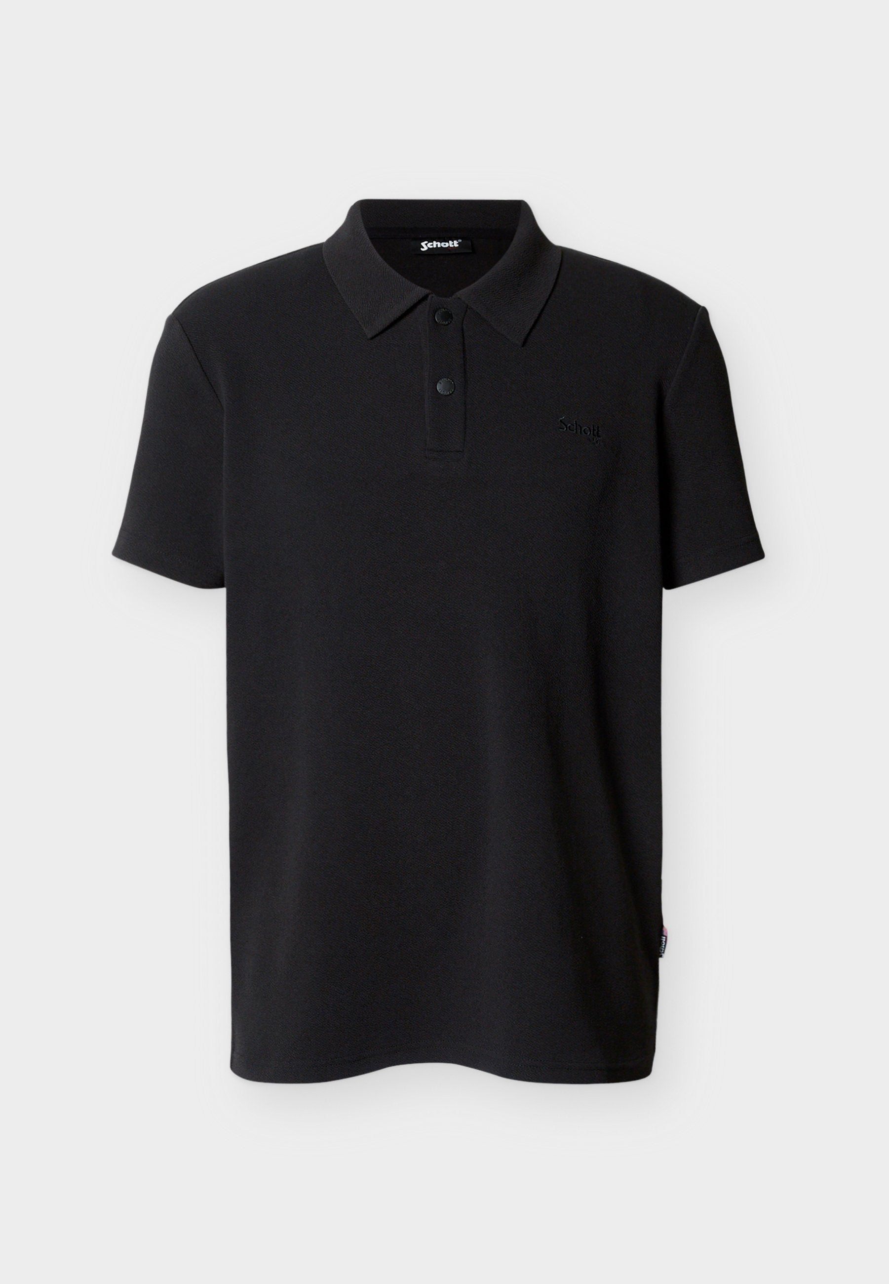 Schwarzes Polohemd mit kurzen Ärmeln und zwei Knöpfen, mit kleinem gesticktem Logo auf der Brust und einem kleinen Stoffetikett an der Seitennaht.