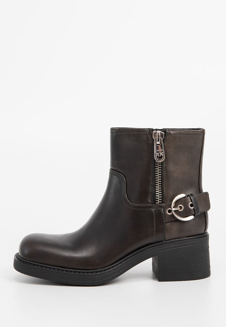 Schwarze Ankle Boots aus glattem Leder, mit einem seitlichen Reißverschluss, runder Fußspitze und Blockabsatz, ausgestattet mit einem dekorativen Riemen und einem Metallring-Akzent.