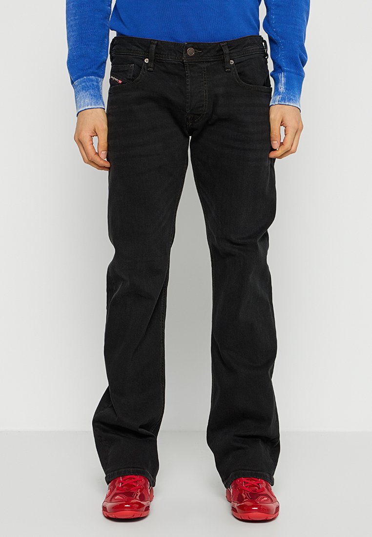 Schwarze Denim-Jeans mit einem klassischen geraden Schnitt, ausgestattet mit einem vorderen Knopfverschluss, hinteren Taschen und dezenten Nähdetails.