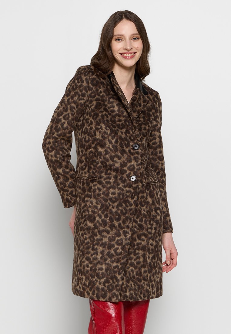 Leopardenmuster-Wollmantel mit Reverskragen, zwei Knöpfen und seitlichen Taschen. Braun- und Beige-Tonpalette mit weicher Textur.