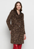 Leopardenmuster-Wollmantel mit Reverskragen, zwei Knöpfen und seitlichen Taschen. Braun- und Beige-Tonpalette mit weicher Textur.