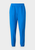 Blaue Jogginghosen mit elastischem Bund, Seitentaschen und schmal zulaufenden Bündchen. Hergestellt aus weichem, leichtem Stoff ohne Muster.