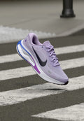 Nike Performance W NIKE JOURNEY RUN - Road running shoes - violet mist/purple dynasty/white/bright violet/sapphire