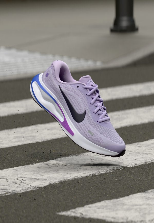 Nike Performance W NIKE JOURNEY RUN - Road running shoes - violet mist/purple dynasty/white/bright violet/sapphire