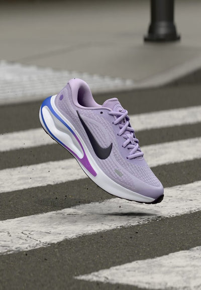 Nike Performance W NIKE JOURNEY RUN - Road running shoes - violet mist/purple dynasty/white/bright violet/sapphire
