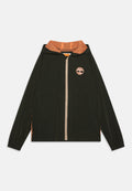 Dunkelgrüne Jacke mit orangefarbener Mesh-Kapuze, durchgehendem Frontreißverschluss und seitlichen Taschen. Merkmale sind ein oranges Logo auf der linken Brust und elastische Bündchen.
