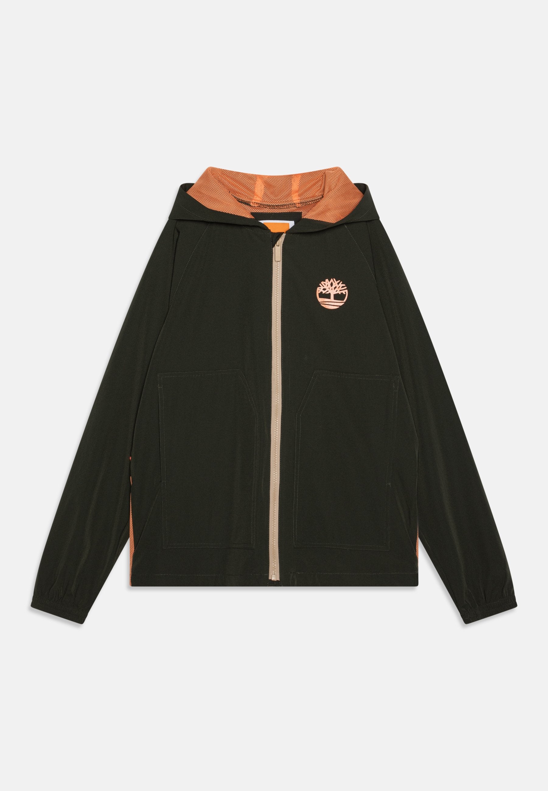 Dunkelgrüne Jacke mit orangefarbener Mesh-Kapuze, durchgehendem Frontreißverschluss und seitlichen Taschen. Merkmale sind ein oranges Logo auf der linken Brust und elastische Bündchen.