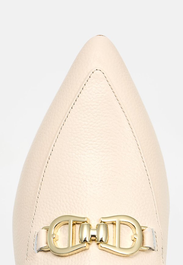 AIGNER BLAIR