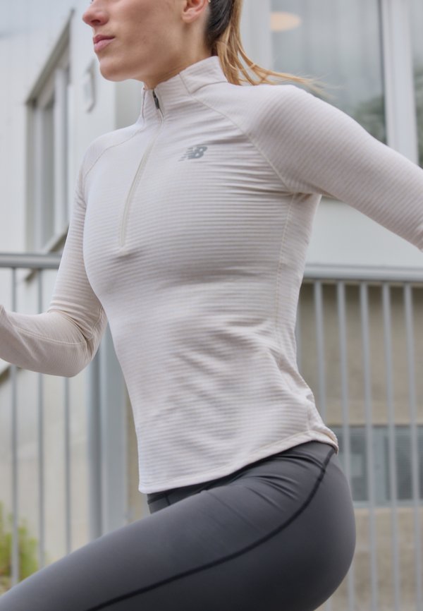 New Balance ATHLETICS GRID 1/2 ZIP - Long sleeved top - beige