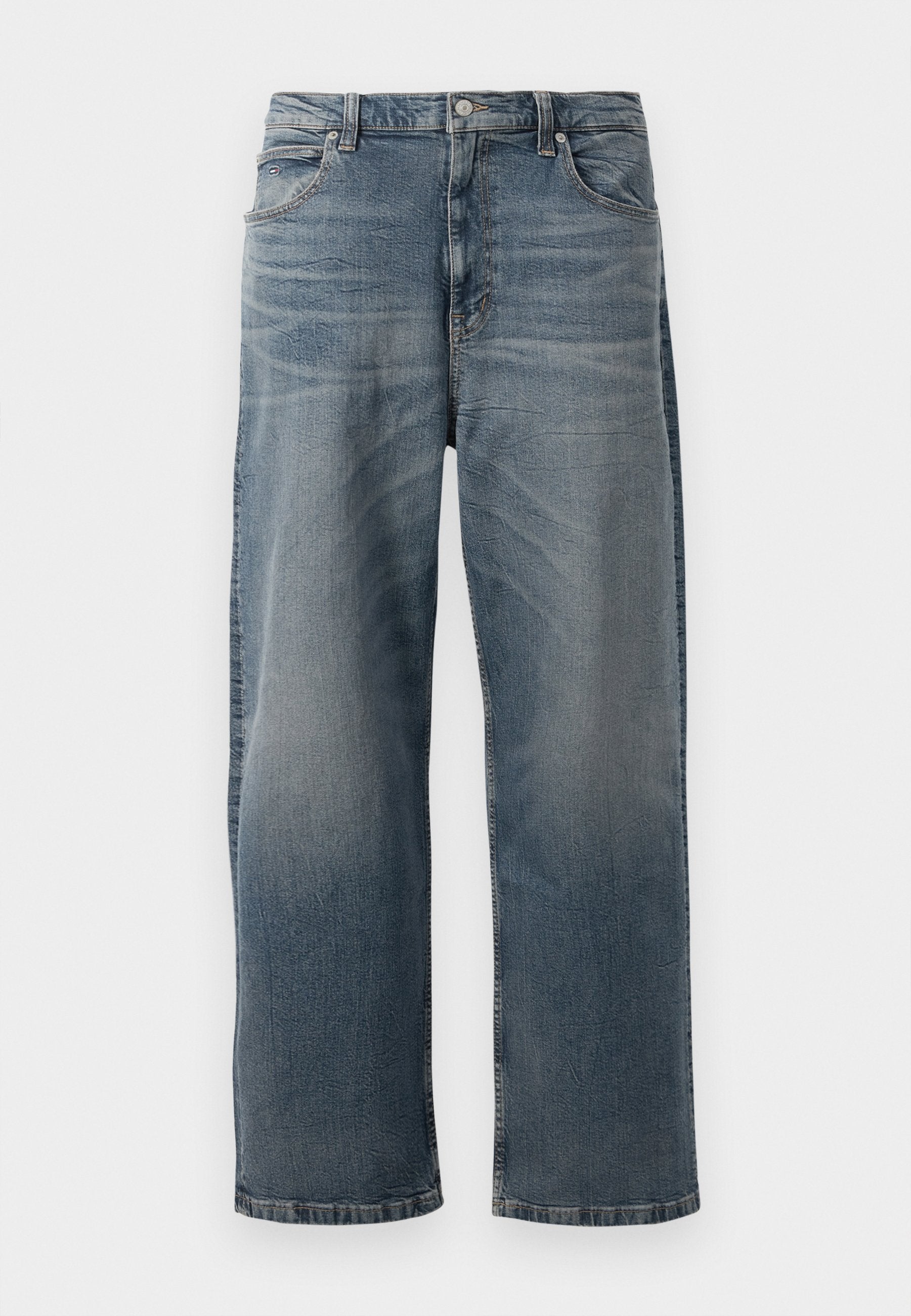 Helleblaue Jeans mit geradem Bein, ausgewaschenem Aussehen, fünf Taschen und einem Knopfverschluss an der Taille.