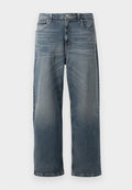 Helleblaue Jeans mit geradem Bein, ausgewaschenem Aussehen, fünf Taschen und einem Knopfverschluss an der Taille.