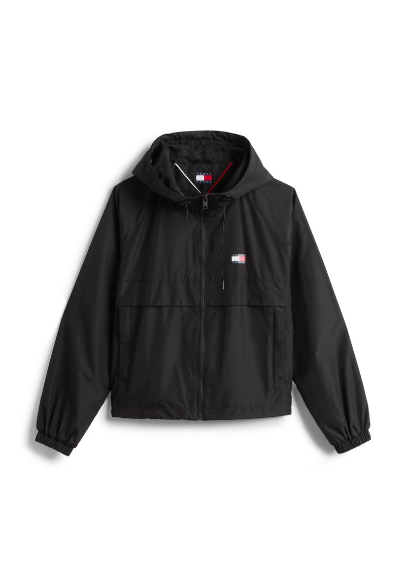 Schwarze Kapuzenjacke mit Reißverschluss, elastischen Bündchen und kleinem rot-weiß-blauem rechteckigem Logo auf der Brust und innen am Kragen.