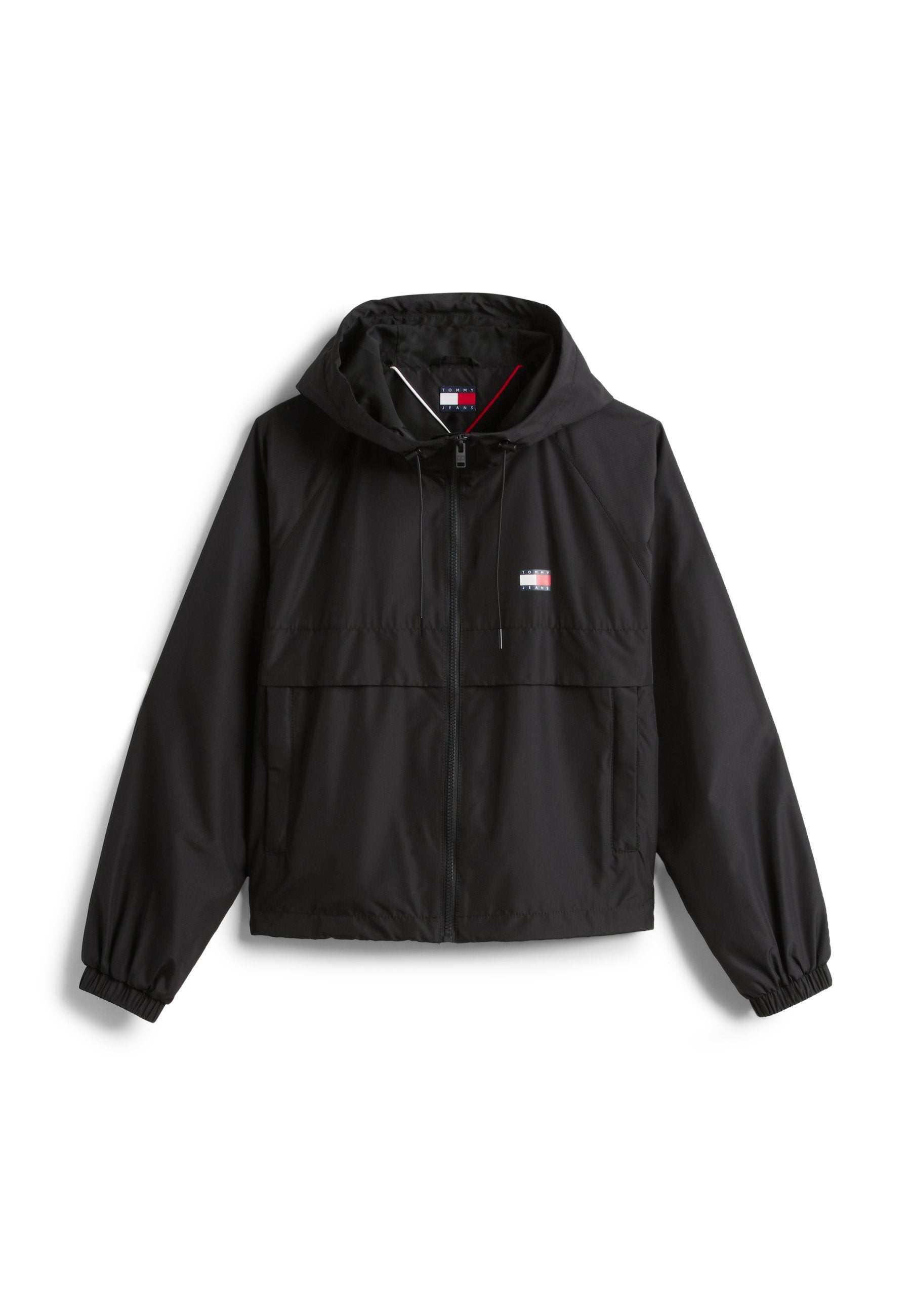 Schwarze Kapuzenjacke mit Reißverschluss, elastischen Bündchen und kleinem rot-weiß-blauem rechteckigem Logo auf der Brust und innen am Kragen.