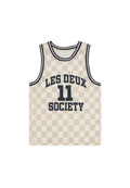 Basketball-Trägershirt in einem beigen und cremefarbenen Schachbrettmuster, mit dunkelblauem Schriftzug "LES DEUX" und "11 SOCIETY" sowie einem gerippten Ausschnitt.