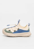 Beiger Kindersneaker mit blauen und grünen Akzenten, elastischen Schnürsenkeln, strukturiertem Sohlenprofil und Zuglaschen an Zunge und Ferse.