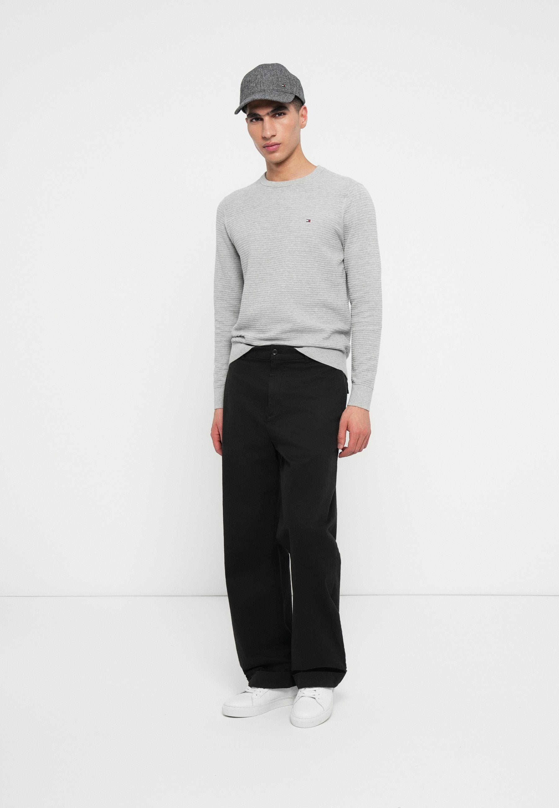 TEXTURED KNIT CREW NECK JUMPER Media 2