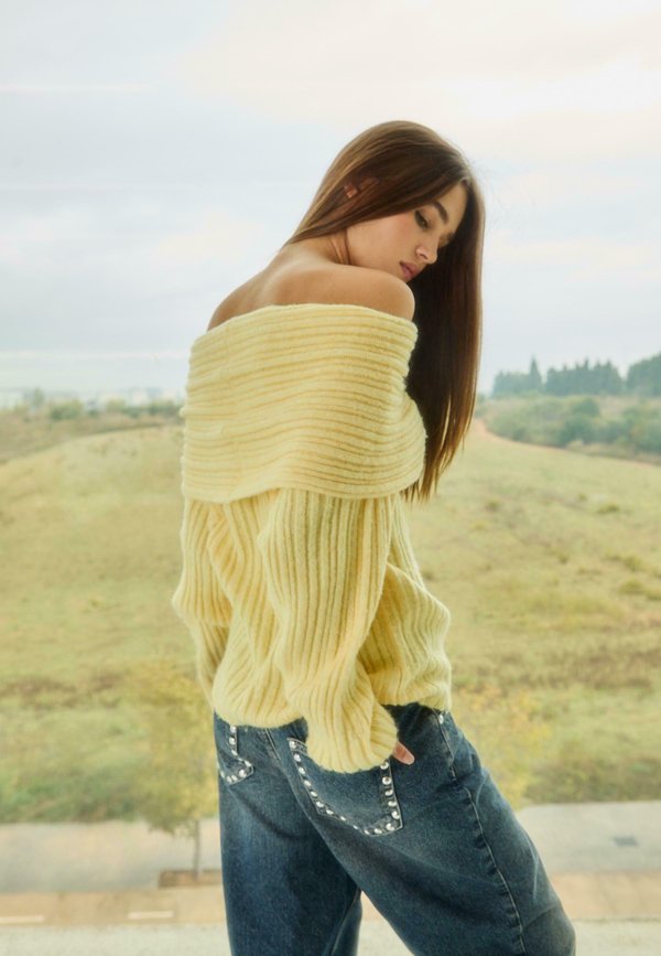 Stradivarius ASYMMETRIC  OFF-THE-SHOULDER