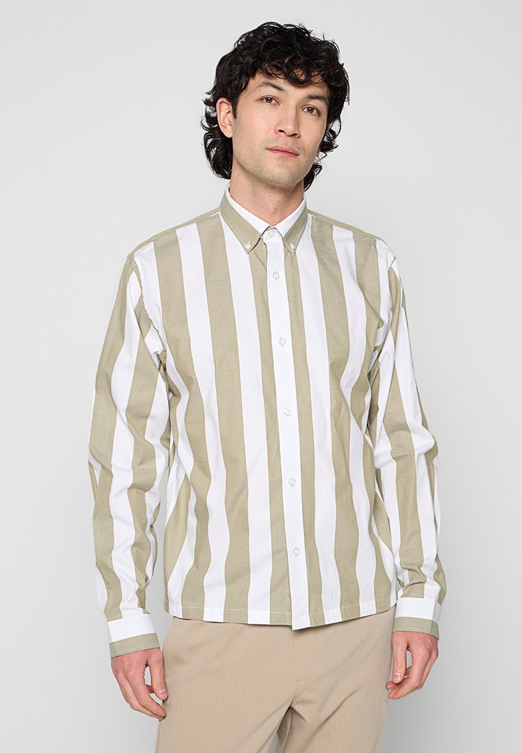 REGULAR FIT Media 1