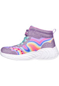 Lila High-Top-Sneaker mit Glitzerfinish, Mehrfarben-Wellenmustern, Akzenten in Form von Sternen und Herzen, ausgestattet mit weißer Gummisohle und türkisfarbenen Schnürsenkeln.