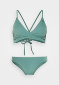 Türkises Bikini-Set mit einem Triangel-Oberteil mit verstellbaren Trägern und einem Bindeband am Rücken, kombiniert mit einem passenden Hipster-Bottom. Glatte Textur.
