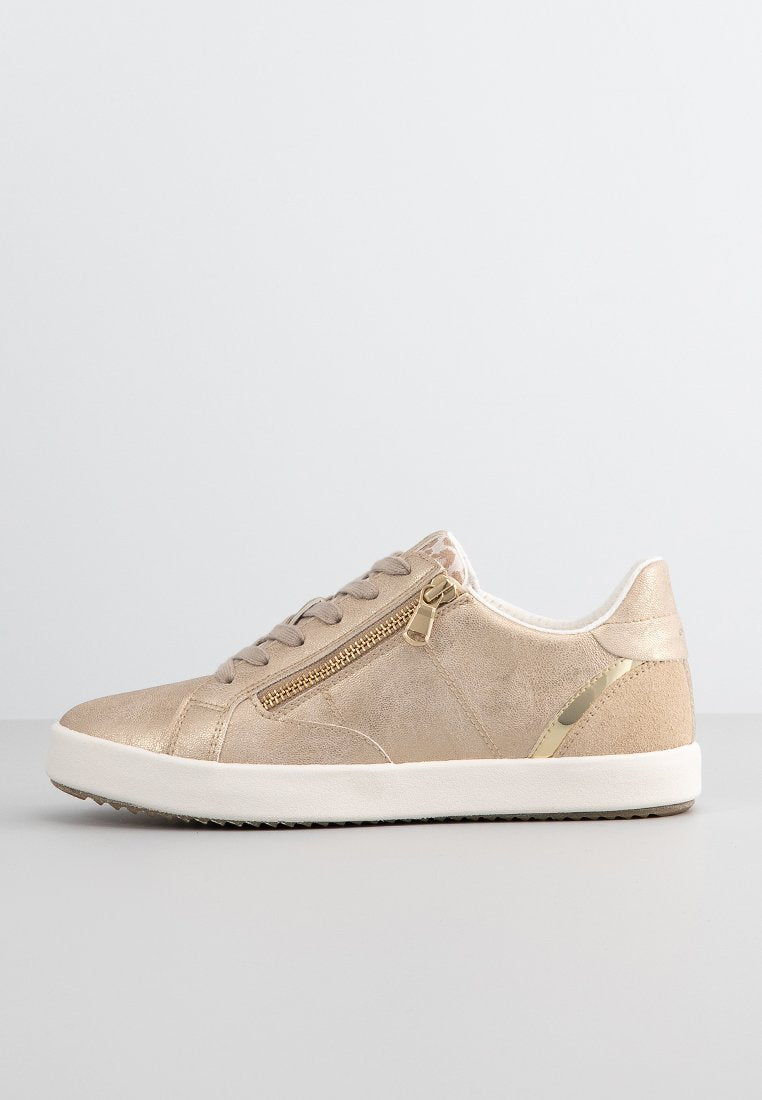 Beige Wildleder-Sneaker mit metallischen goldenen Akzenten, einem seitlichen Reißverschluss und einer strukturierten Gummisohle. Schnürdesign mit abgerundetem Zeh.