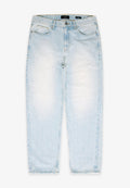 Hellblau gewaschene Jeans aus Denim, hoch tailliert, gerade geschnitten, mit fünf Taschen und dezenten ausgebleichten Stellen für Textur und visuelles Interesse.