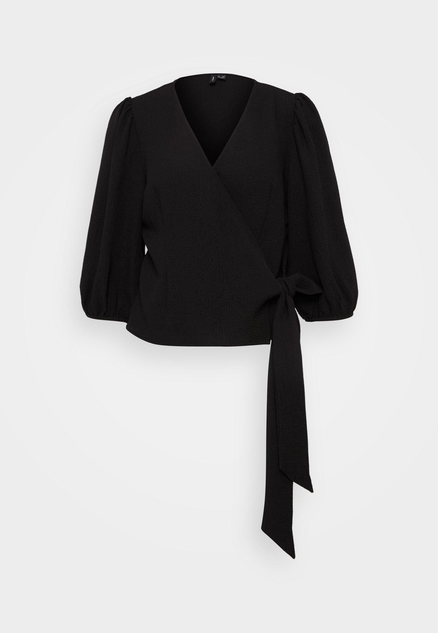 Schwarze Wickelbluse mit V-Ausschnitt und puffärmel, ausgestattet mit einem Band in der Taille, aus strukturiertem Stoff. Keine sichtbaren Muster oder Akzente.