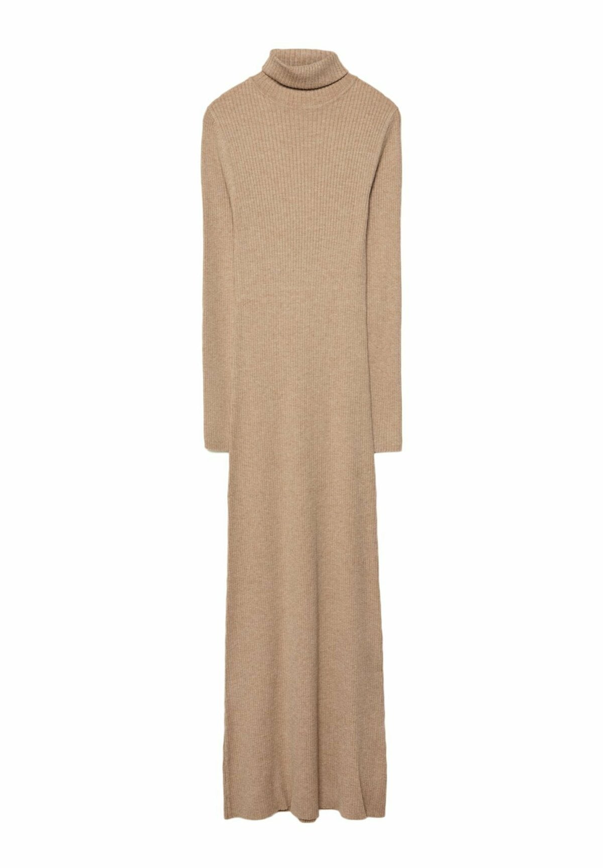 Langes, beigefarbenes, geripptes Strickkleid mit einem hohen Kragen und langen Ärmeln, das eine gerade Silhouette und Seitenschlitze am Saum aufweist.