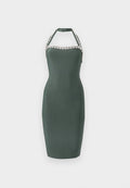 Eng anliegendes, dunkelgrünes Neckholder-Kleid mit knielangem Saum, verziert mit einer Reihe runder silberner Perlen entlang des Halsauschnitts und der Träger.