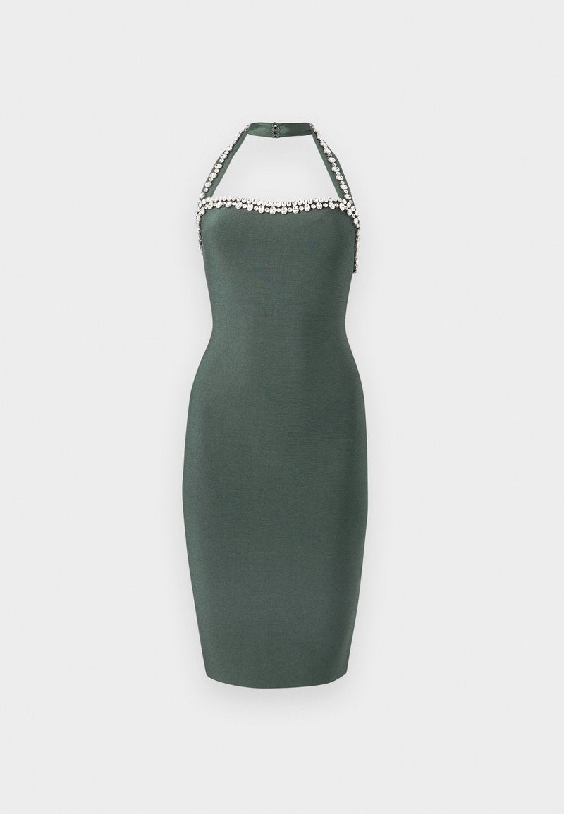 Eng anliegendes, dunkelgrünes Neckholder-Kleid mit knielangem Saum, verziert mit einer Reihe runder silberner Perlen entlang des Halsauschnitts und der Träger.
