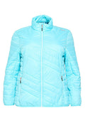 Hellblaue gesteppte Jacke mit hohem Kragen, vorderem Reißverschluss und Reißverschlusstaschen an den Seiten, entwickelt für kaltes Wetter.
