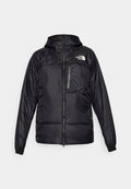 Schwarze isolierte Jacke mit durchgehendem Reißverschluss, verstellbarem Kapuzenkragen und elastischen Bündchen. Mit einer Reißverschlusstasche auf der Brust, aus glattem, glänzendem Material.