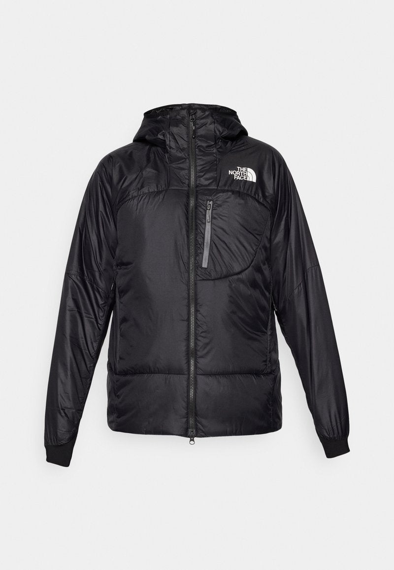 Schwarze isolierte Jacke mit durchgehendem Reißverschluss, verstellbarem Kapuzenkragen und elastischen Bündchen. Mit einer Reißverschlusstasche auf der Brust, aus glattem, glänzendem Material.