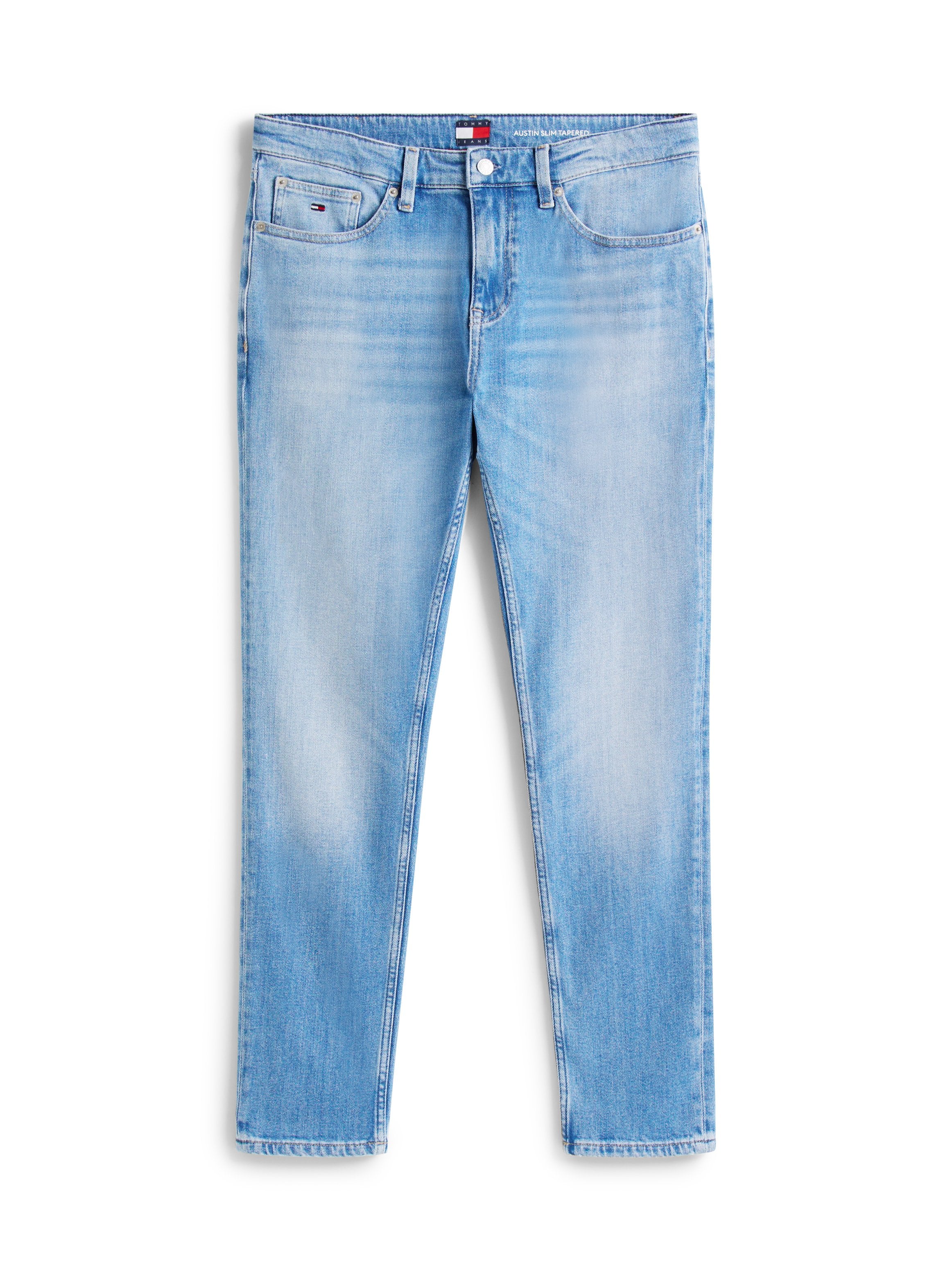 Helle blaue Denim-Jeans mit geradem Schnitt, ausgestattet mit Fronttaschen, Gürtelschlaufen und einem kleinen Logotag am Bund. Mit verblassten Musterdetails.