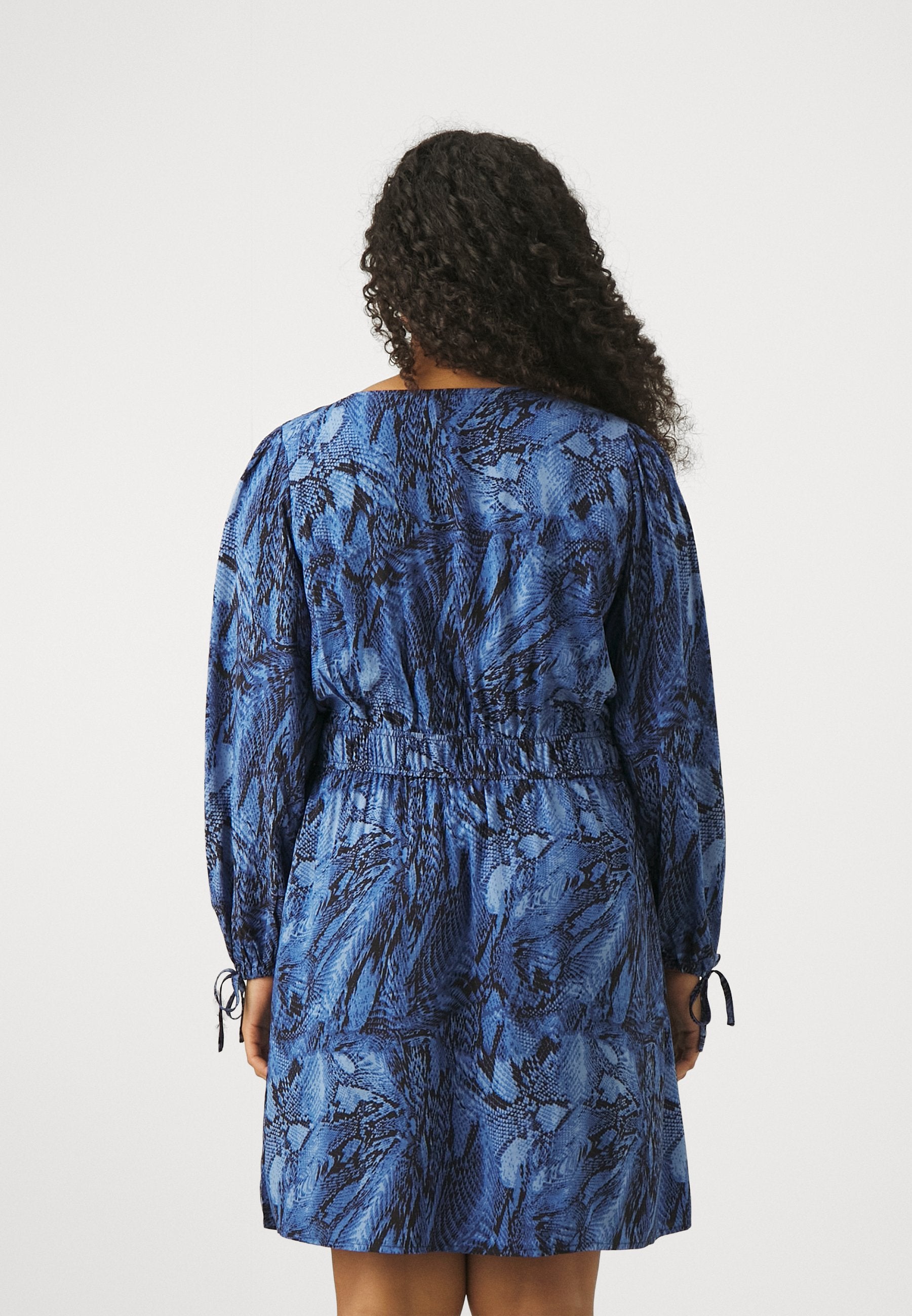 CARSNICKA DRESS Media 4