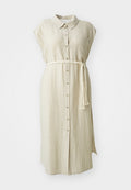Beige Leinenkleid mit Kragen, Frontknöpfen, kurzen Ärmeln und einem geflochtenen weißen Gürtel mit Quasten in der Taille.