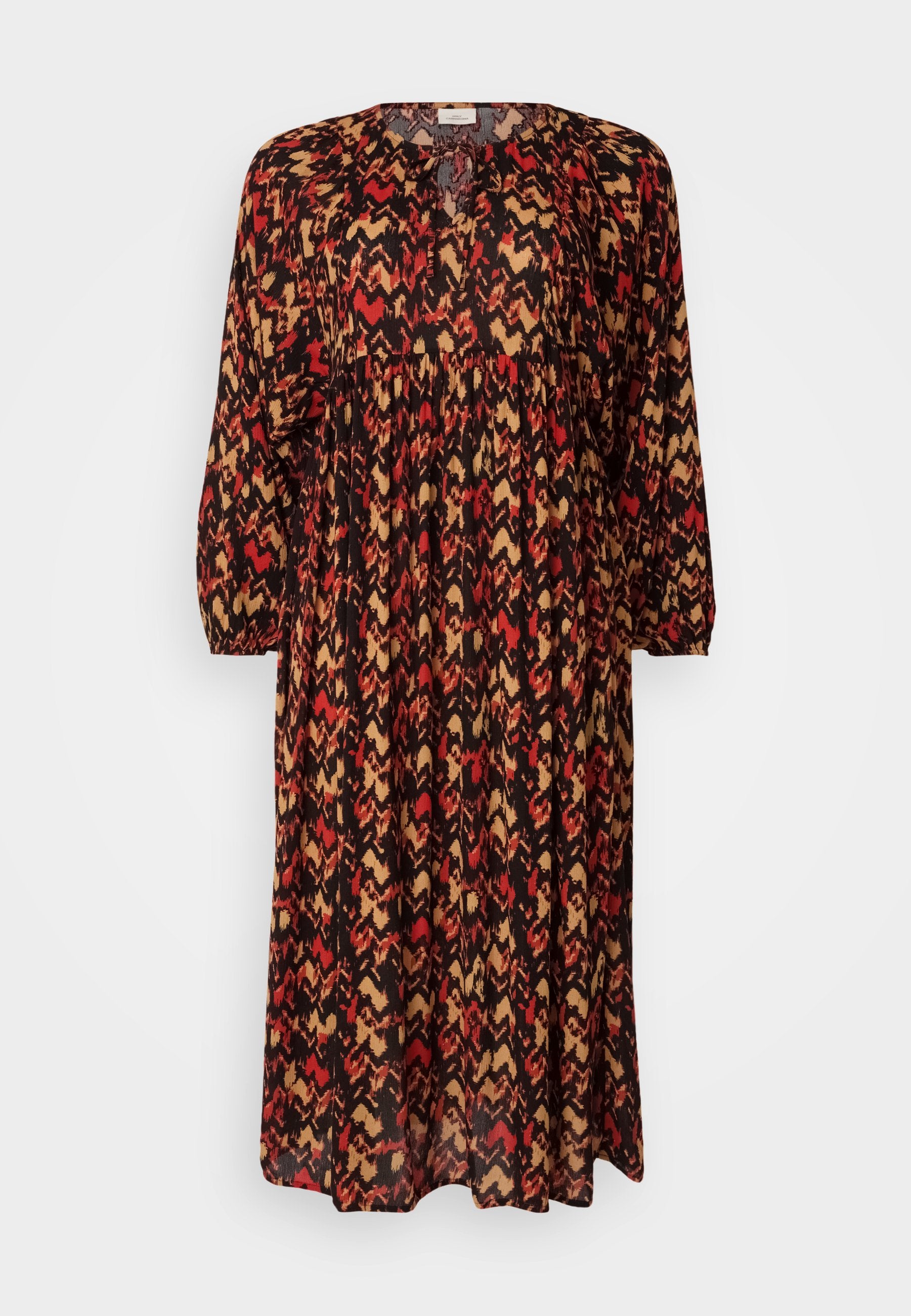 Langes, locker sitzendes Kleid in einem abstrakten Muster aus Schwarz, Rot und Beige. Mit rundem Halsauschnitt und Dreiviertelärmeln. Leichter Stoff.