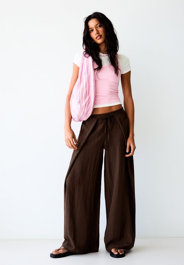 Bershka TROUSERS - Trousers - dark brown